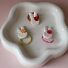 Afbeelding in Gallery-weergave laden, Haarelastiekje konijn met bloem fuchsia