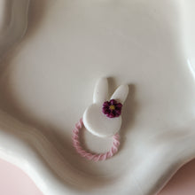 Afbeelding in Gallery-weergave laden, Haarelastiekje konijn met bloem paars small