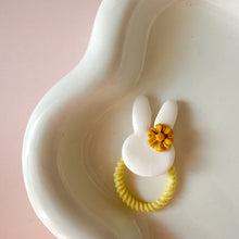 Afbeelding in Gallery-weergave laden, Haarelastiekje konijn met bloem oker