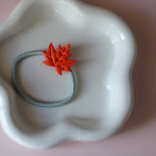 Afbeelding in Gallery-weergave laden, Haarelastiekje herfstblad donker oranje large
