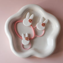 Afbeelding in Gallery-weergave laden, Haarelastiekje konijn met bloem oudroze small