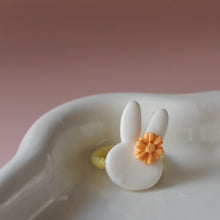 Afbeelding in Gallery-weergave laden, Haarelastiekje konijn met bloem lichtgeel