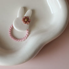 Afbeelding in Gallery-weergave laden, Haarelastiekje konijn met bloem oudroze small