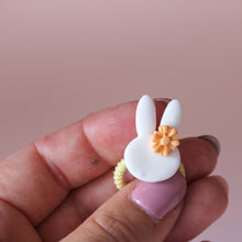 Afbeelding in Gallery-weergave laden, Haarelastiekje konijn met bloem lichtgeel