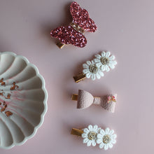 Afbeelding in Gallery-weergave laden, DIY haaraccessoires kinderfeestje set bloemen en vlinders