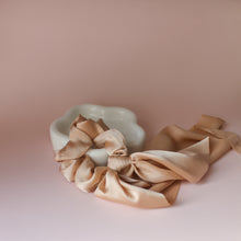 Afbeelding in Gallery-weergave laden, scrunchie met lint beige