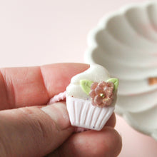 Afbeelding in Gallery-weergave laden, Haarelastiekje cupcake met bloem