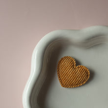 Afbeelding in Gallery-weergave laden, Hartje okergeel