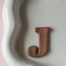 Afbeelding in Gallery-weergave laden, Chocoladeletter large (hele alfabet)