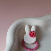 Afbeelding in Gallery-weergave laden, Haarelastiekje konijn met bloem fuchsia
