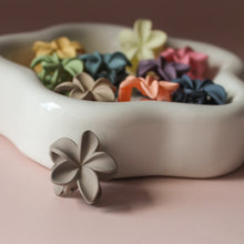 Afbeelding in Gallery-weergave laden, Haarklemmetjes bloem 2,5 cm