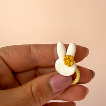 Afbeelding in Gallery-weergave laden, Haarelastiekje konijn met bloem oker