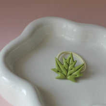 Afbeelding in Gallery-weergave laden, Haarelastiekje herfstblad donker groen medium