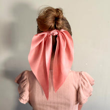 Afbeelding in Gallery-weergave laden, scrunchie met lint lila met stippen