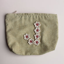 Afbeelding in Gallery-weergave laden, Toilettas - gehaakte bloemenletters