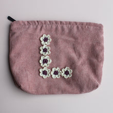 Afbeelding in Gallery-weergave laden, Toilettas - gehaakte bloemenletters