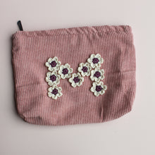 Afbeelding in Gallery-weergave laden, Toilettas - gehaakte bloemenletters