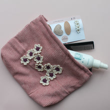 Afbeelding in Gallery-weergave laden, Toilettas - gehaakte bloemenletters