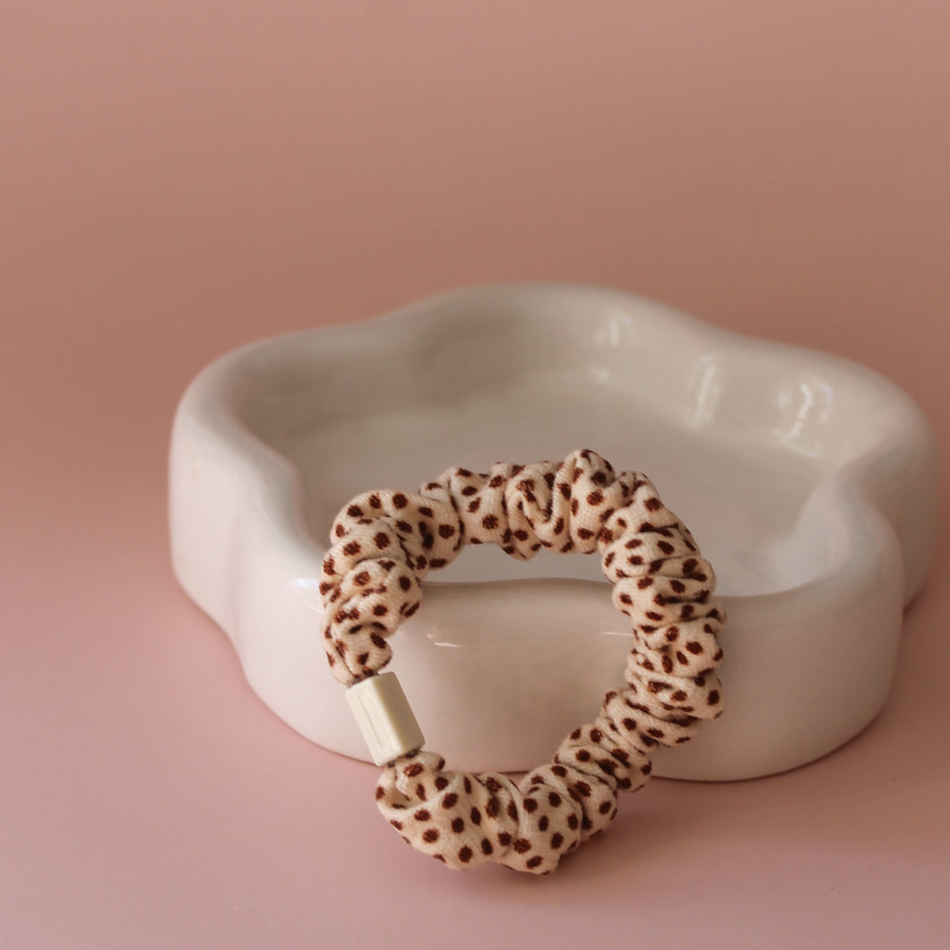 scrunchie dots creme wit - bruin