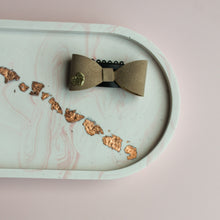 Afbeelding in Gallery-weergave laden, Haarstrikje Cato Valentijn taupe
