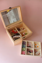 Afbeelding in Gallery-weergave laden, Kleine luxe bewaarkist haaraccessoires met naam
