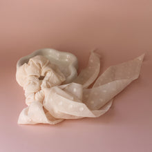 Afbeelding in Gallery-weergave laden, scrunchie met lint creme met stippen

