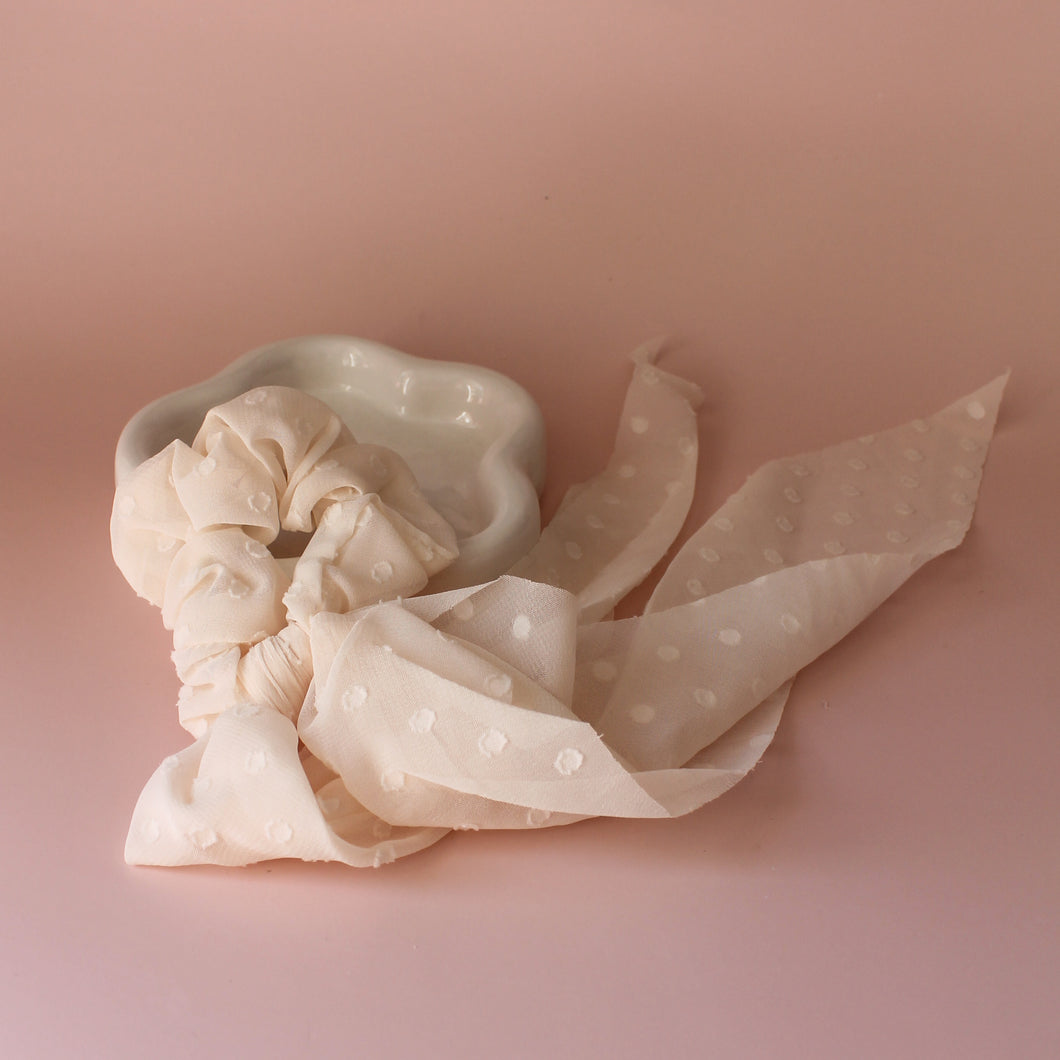 scrunchie met lint creme met stippen