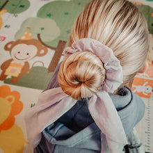Afbeelding in Gallery-weergave laden, scrunchie met lint lila met stippen
