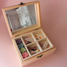 Afbeelding in Gallery-weergave laden, Kleine luxe bewaarkist haaraccessoires met naam
