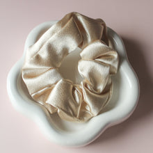 Afbeelding in Gallery-weergave laden, scrunchie satijn champagne
