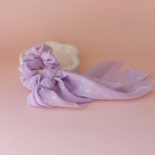 Afbeelding in Gallery-weergave laden, scrunchie met lint lila met stippen
